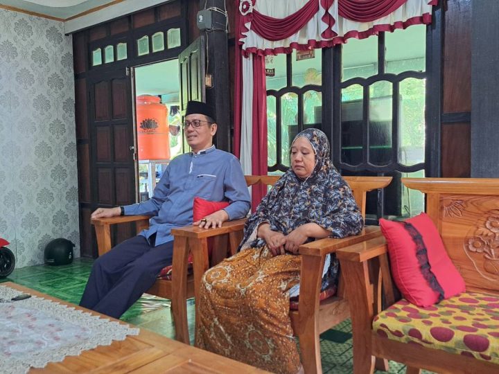 Jemaah Haji Asal Barru Berpulang, Kepala Kemenhaj Barru Datangi Rumah Almarhum Sampaikan Duka Mendalam