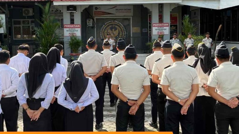 Apel Pagi Dirangkaikan Penyematan Tanda Pangkat Pengabdian Pegawai Lapas Parepare