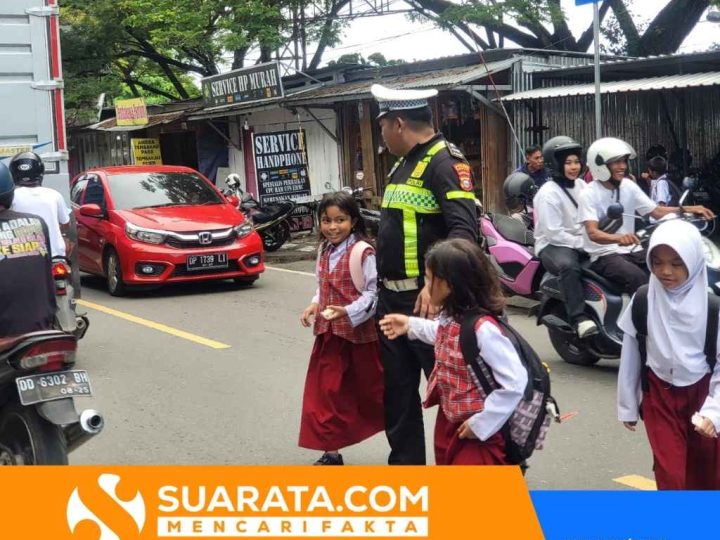 Pengendalian Arus Kendaraan, Polisi Lalu Lintas di Parepare Kembali Berikan Perlindungan Bagi Pejalan Kaki dan Pelajar