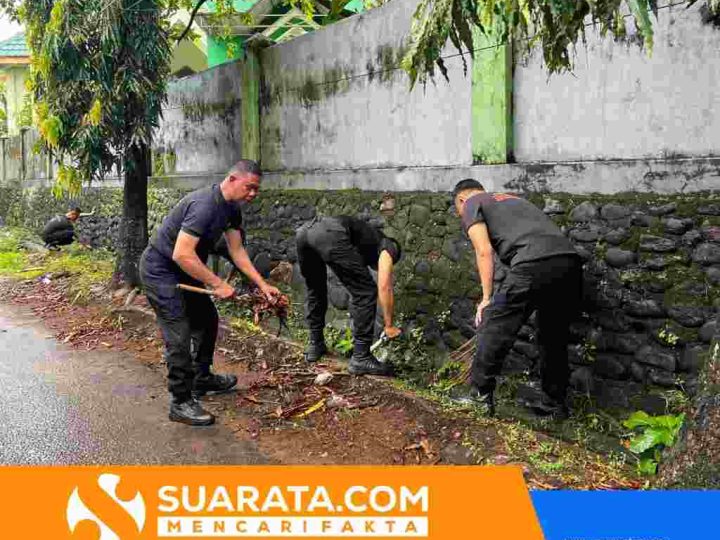 Cegah Genangan, Batalyon B Pelopor Normalisasi Drainase di Jalan Chalik Parepare