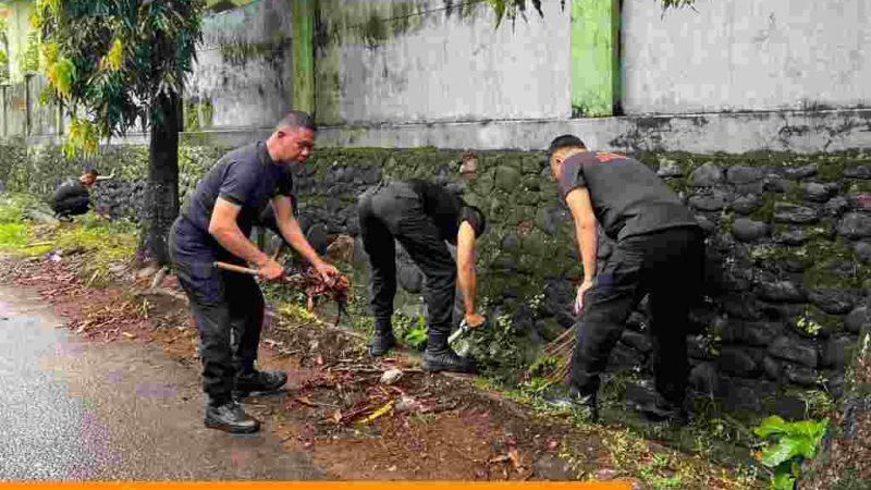 Cegah Genangan, Batalyon B Pelopor Normalisasi Drainase di Jalan Chalik Parepare