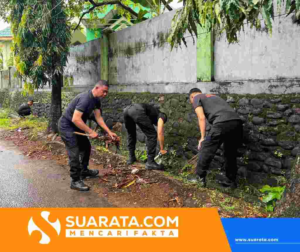 Cegah Genangan, Batalyon B Pelopor Normalisasi Drainase di Jalan Chalik Parepare