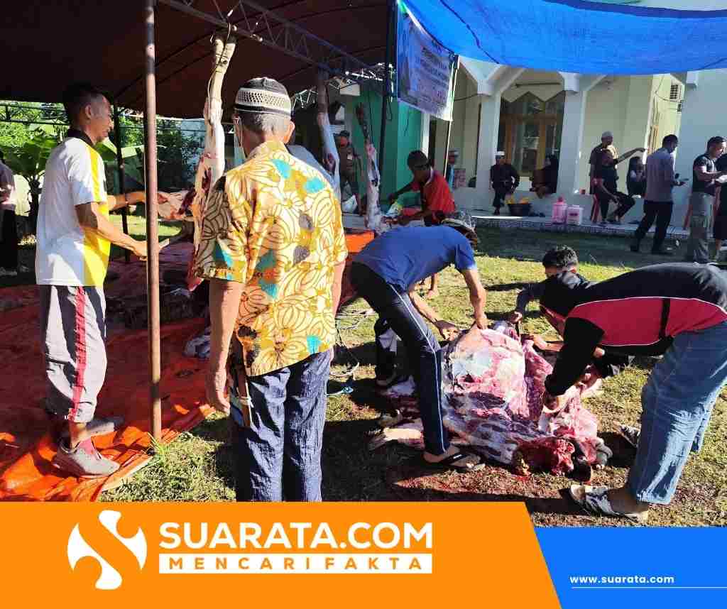 Hari Kedua Kurban di Masjid Nurul Askar, Brimob dan Warga Kompak Gotong Royong