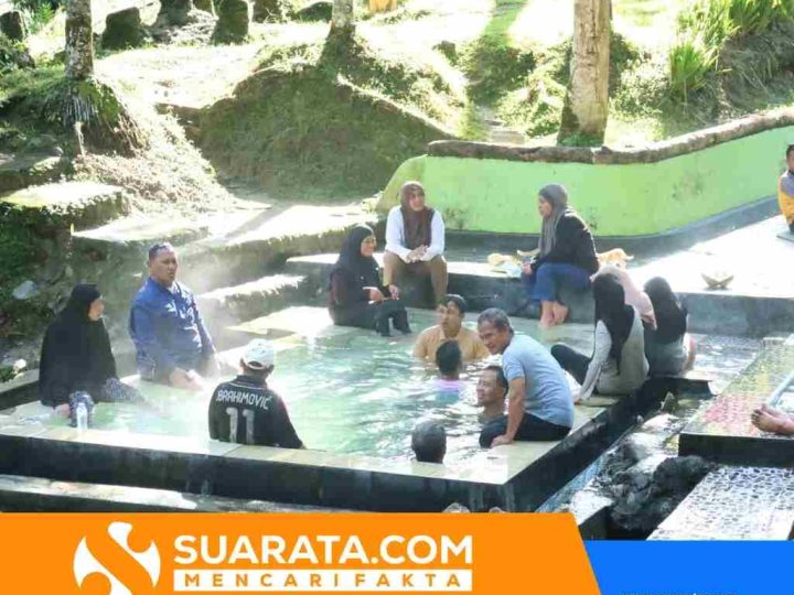 Isi Waktu Libur, Bupati Luwu Utara Nikmati Wisata Permandian Air Panas Pincara Sehari Pasca-Iduladha 1447 H