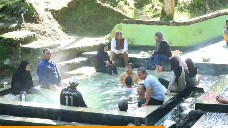 Isi Waktu Libur, Bupati Luwu Utara Nikmati Wisata Permandian Air Panas Pincara Sehari Pasca-Iduladha 1447 H