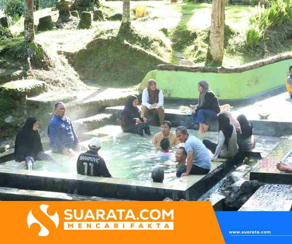 Isi Waktu Libur, Bupati Luwu Utara Nikmati Wisata Permandian Air Panas Pincara Sehari Pasca-Iduladha 1447 H