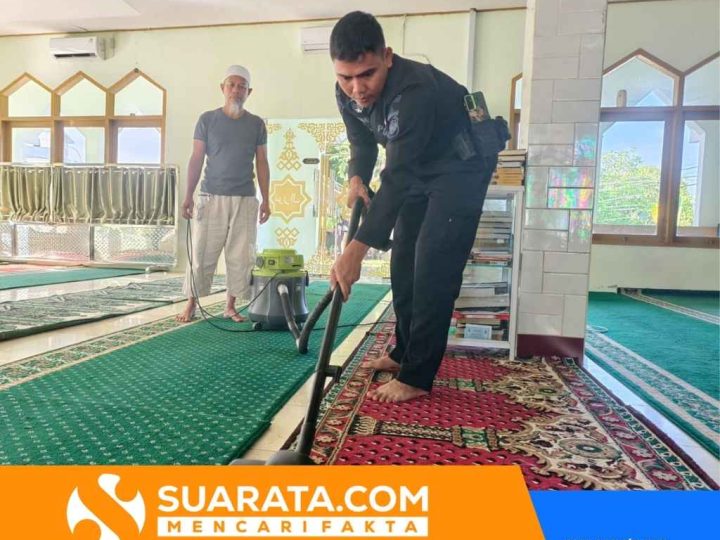 Aksi Sosial Batalyon B Pelopor, Personel Kompak Bersihkan Mesjid Nurul Askar