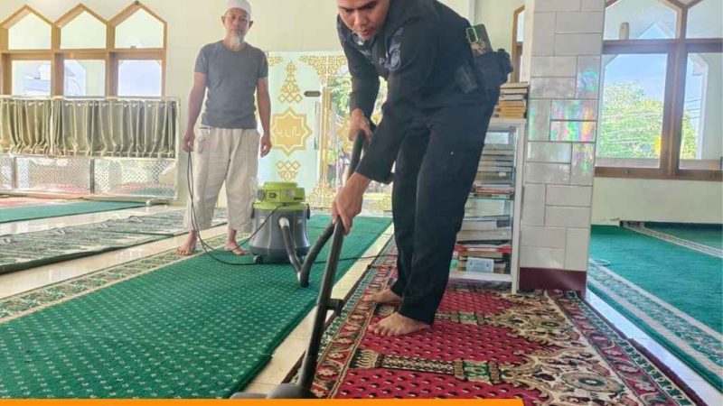 Aksi Sosial Batalyon B Pelopor, Personel Kompak Bersihkan Mesjid Nurul Askar
