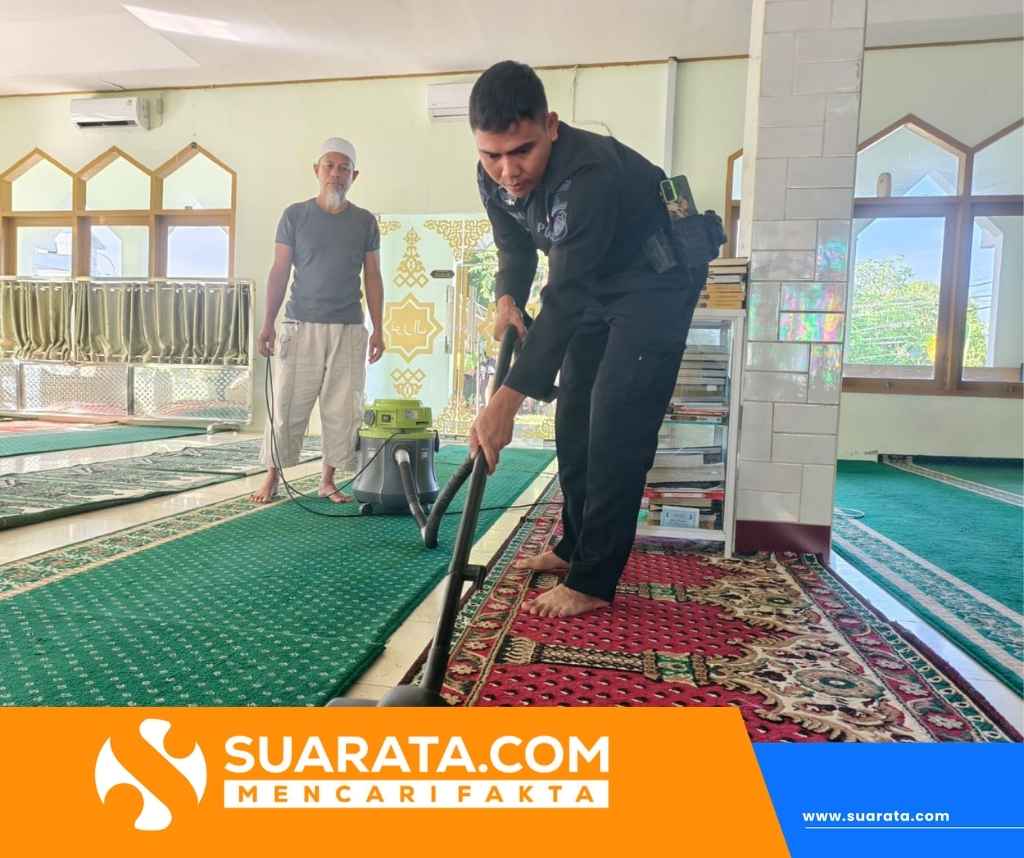 Aksi Sosial Batalyon B Pelopor, Personel Kompak Bersihkan Mesjid Nurul Askar