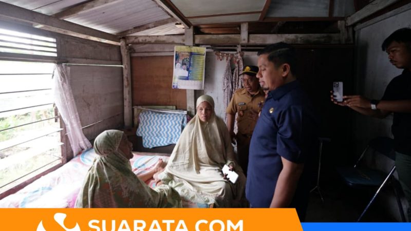 Tasming Hamid Salurkan Rastra Antar Langsung ke Rumah Warga, Lansia Juga Terima Bantuan Kursi Roda