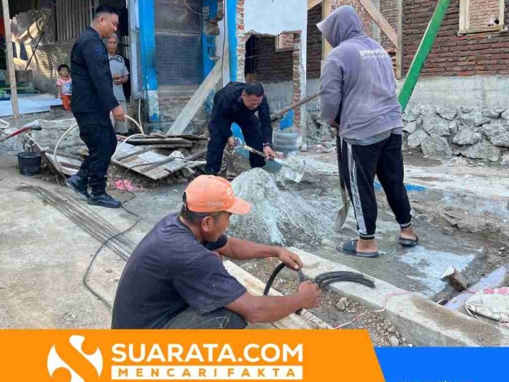 Tak Hanya Jaga Kamtibmas, Batalyon B Pelopor Ikut Angkut Batu Bata dan Adukan Semen