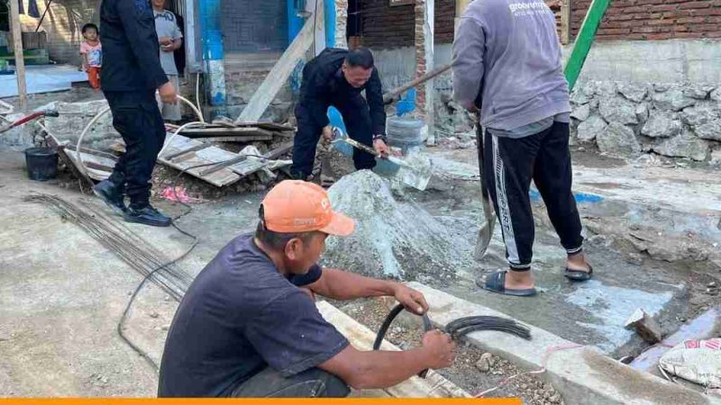 Tak Hanya Jaga Kamtibmas, Batalyon B Pelopor Ikut Angkut Batu Bata dan Adukan Semen