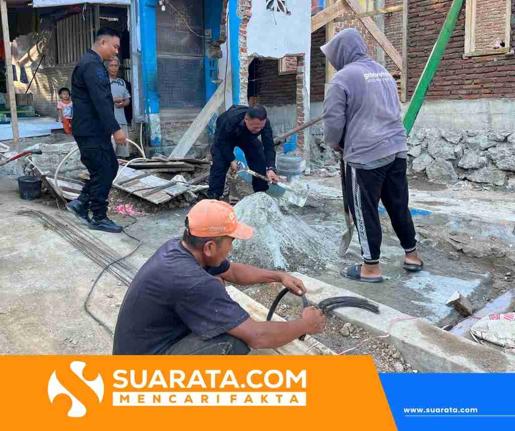 Tak Hanya Jaga Kamtibmas, Batalyon B Pelopor Ikut Angkut Batu Bata dan Adukan Semen