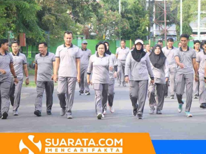 Jaga Kondisi Bugar, Personel Polres Parepare Kembali Lakukan Jalan Sehat Selasa Pagi