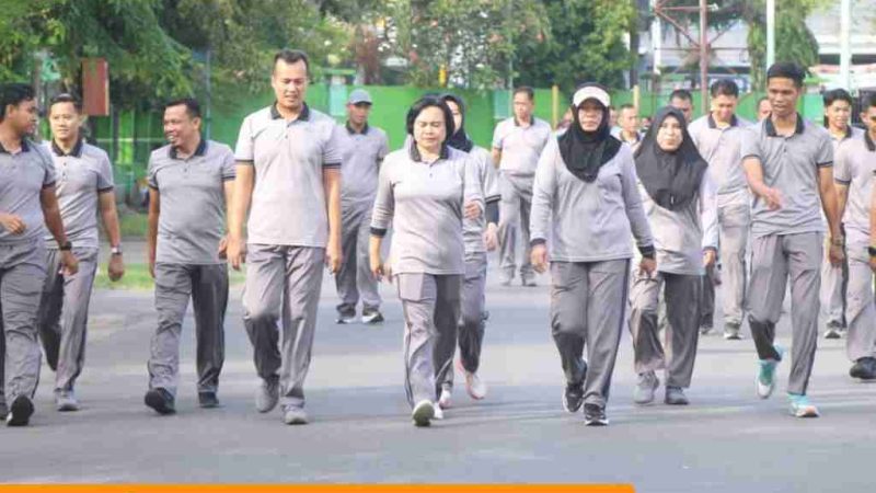 Jaga Kondisi Bugar, Personel Polres Parepare Kembali Lakukan Jalan Sehat Selasa Pagi