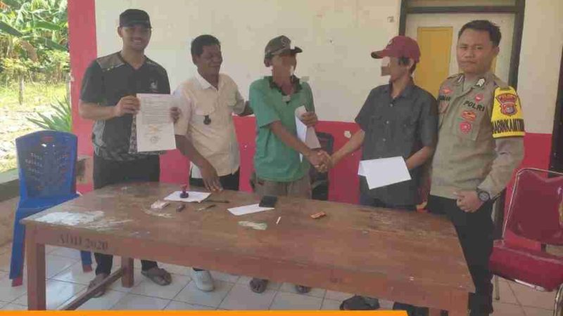 Bhabinkamtibmas Bumiayu Mediasi Kasus Pengancaman Parang, Dua Petani Berdamai