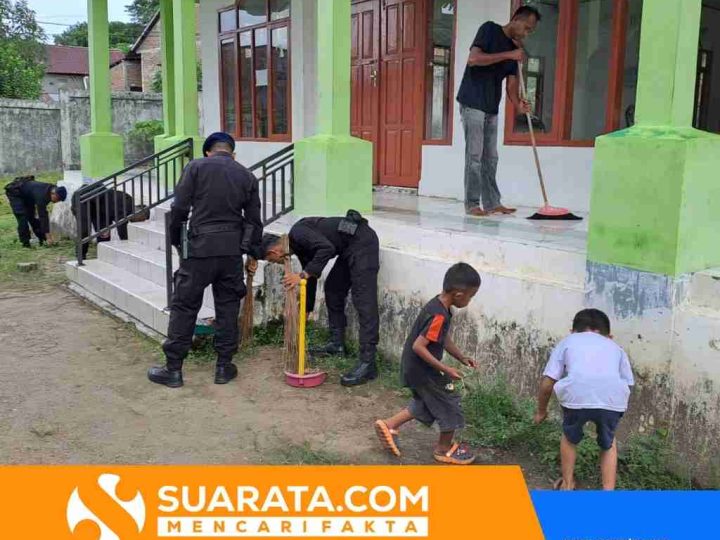 Aksi Sosial Brimob Sulsel di Parepare, Bersihkan Masjid As Shabirin Komplek Pantai Jompo