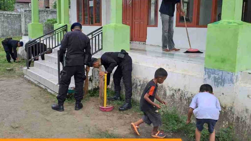 Aksi Sosial Brimob Sulsel di Parepare, Bersihkan Masjid As Shabirin Komplek Pantai Jompo