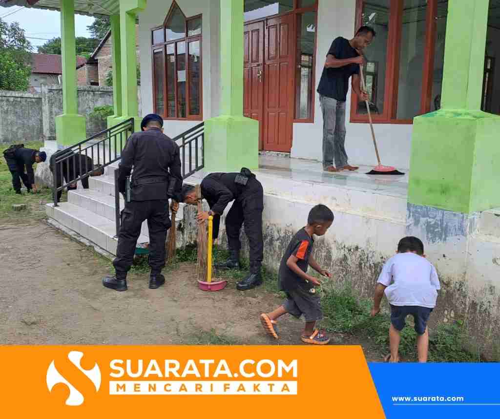 Aksi Sosial Brimob Sulsel di Parepare, Bersihkan Masjid As Shabirin Komplek Pantai Jompo