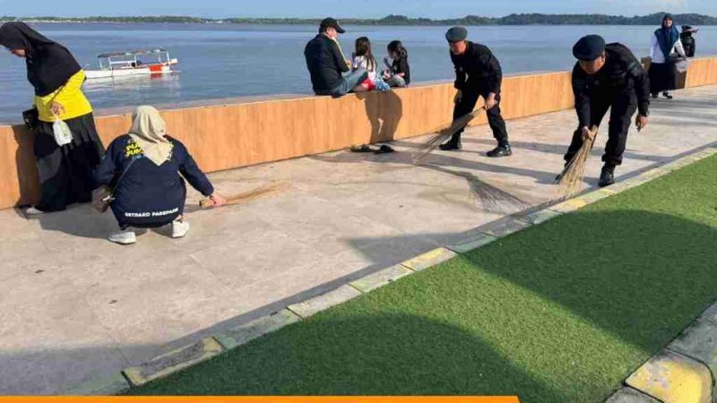 Brimob Sulsel Kolaborasi dengan SKPD Parepare Bakti Sosial di Kawasan Wisata Pantai