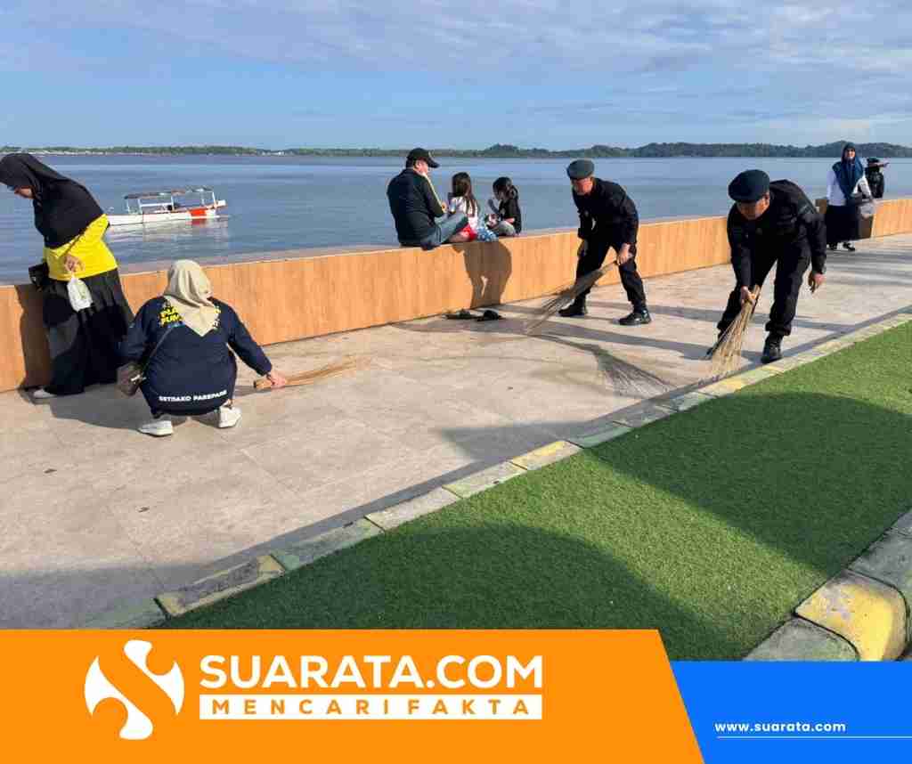 Brimob Sulsel Kolaborasi dengan SKPD Parepare Bakti Sosial di Kawasan Wisata Pantai
