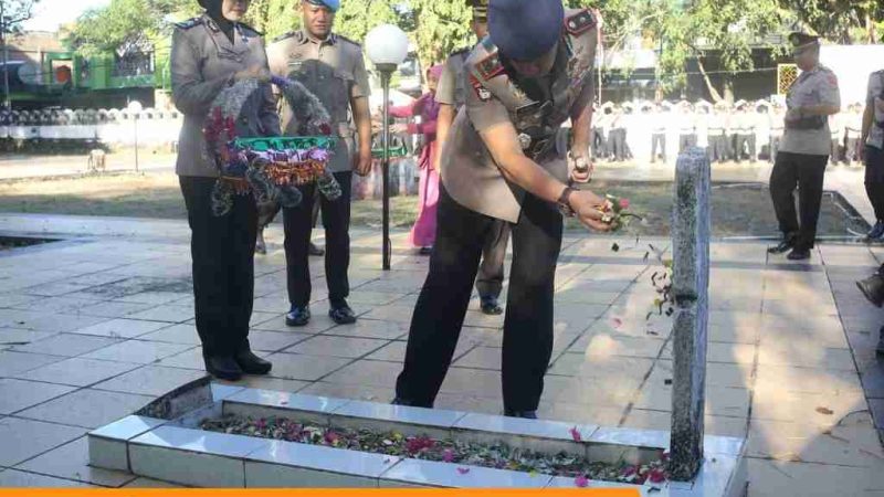 Kompol Dr Ramli Pimpin Ziarah Rombongan HUT Bhayangkara ke-80 di Taman Makam Pahlawan