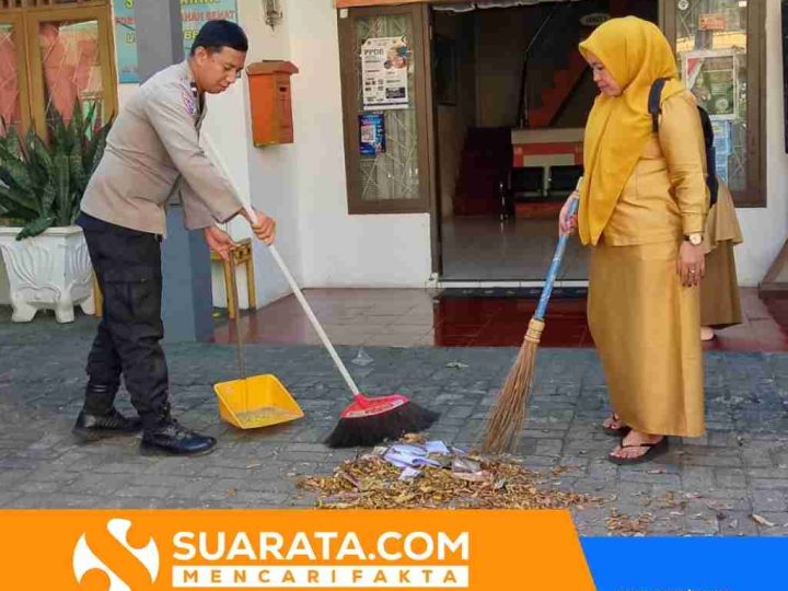 Untuk Menjaga Kebersihan Lingkungan, Bhabinkamtibmas Ini Bersihkan Kelurahan Ujung Sabbang