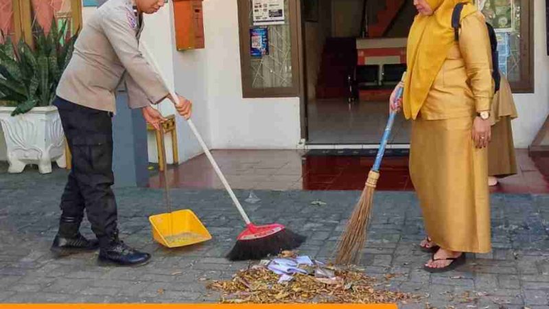 Untuk Menjaga Kebersihan Lingkungan, Bhabinkamtibmas Ini Bersihkan Kelurahan Ujung Sabbang
