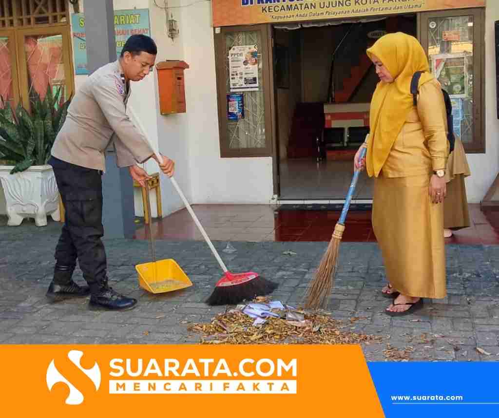 Untuk Menjaga Kebersihan Lingkungan, Bhabinkamtibmas Ini Bersihkan Kelurahan Ujung Sabbang