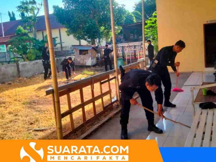 Ciptakan Lingkungan Sehat, Batalyon B Pelopor Bersihkan Klinik Teratai Pabbettowali