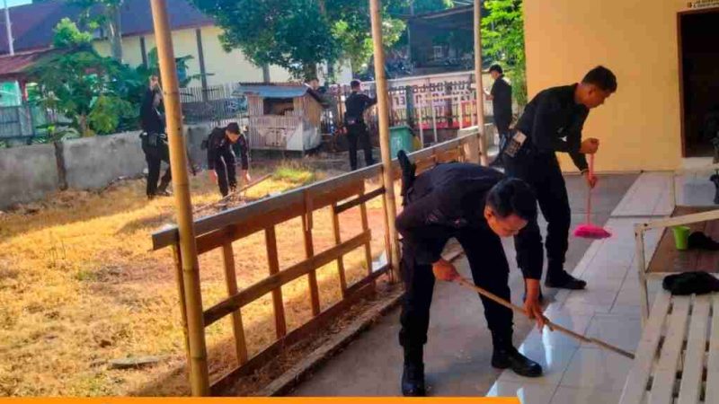 Ciptakan Lingkungan Sehat, Batalyon B Pelopor Bersihkan Klinik Teratai Pabbettowali