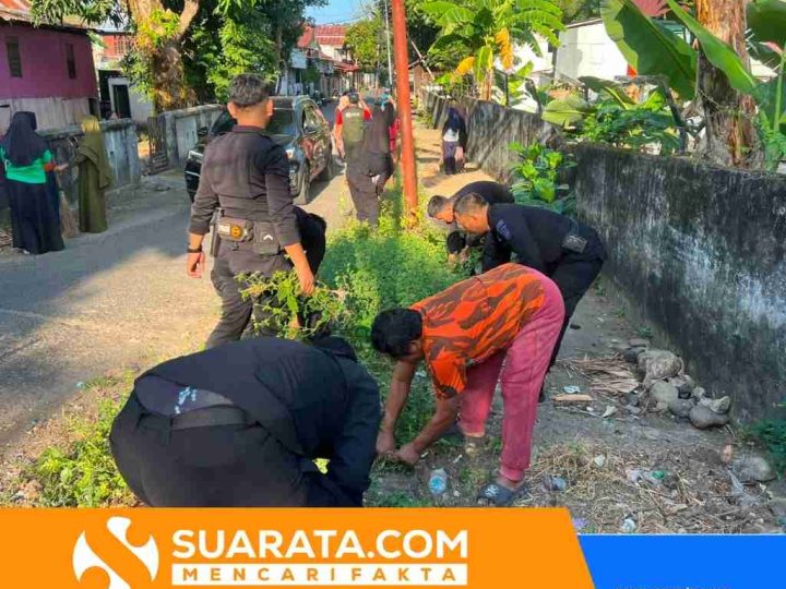 Bakti Sosial, Brimob Sulsel Bersama Warga Bersihkan Jalan A Dewan