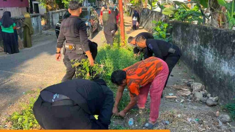 Bakti Sosial, Brimob Sulsel Bersama Warga Bersihkan Jalan A Dewan