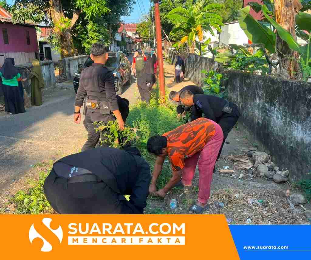 Bakti Sosial, Brimob Sulsel Bersama Warga Bersihkan Jalan A Dewan