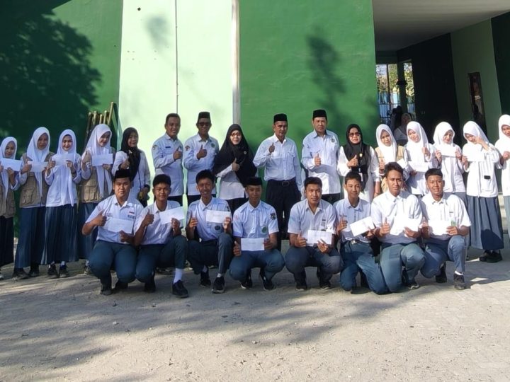 MAN Pinrang Apresiasi Dedikasi Lentera, Pengibar Bendera Kemenag, dan Peraih Juara Mobile Legend