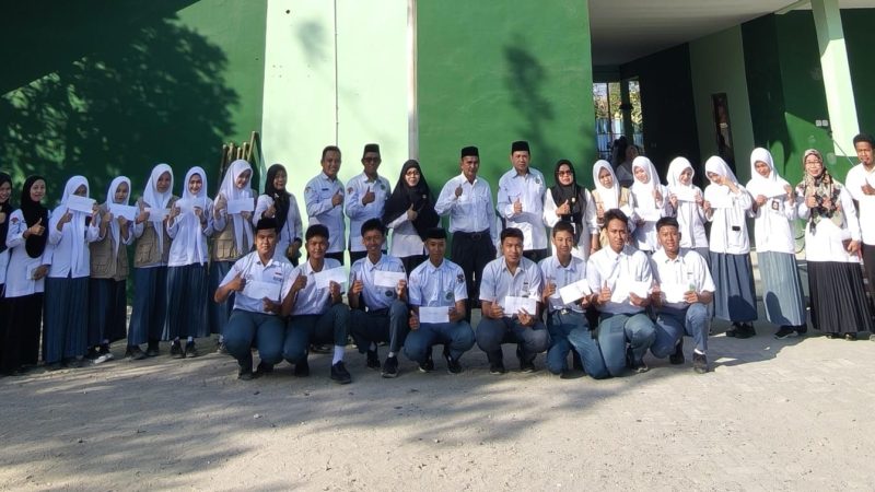 MAN Pinrang Apresiasi Dedikasi Lentera, Pengibar Bendera Kemenag, dan Peraih Juara Mobile Legend