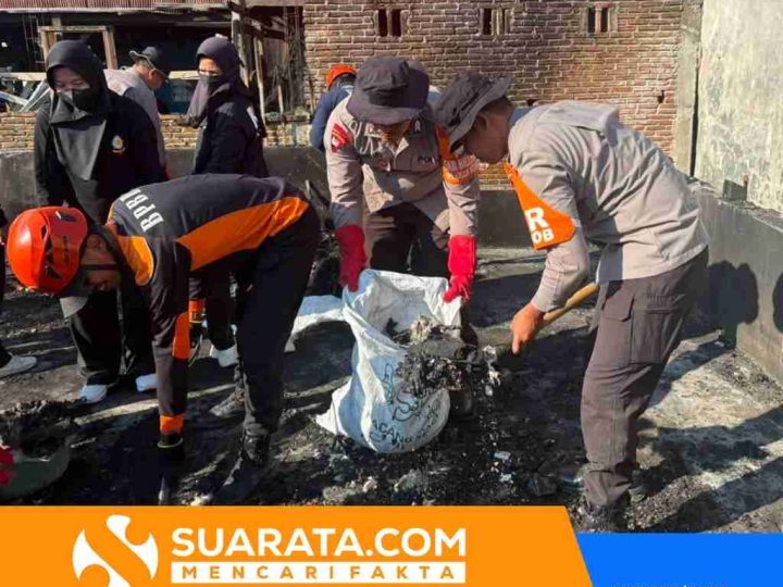 Api Padam, Tim SAR Batalyon B Pelopor Bersihkan Sisa Kebakaran Rumah Warga di Parepare