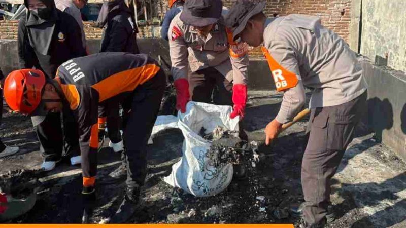 Api Padam, Tim SAR Batalyon B Pelopor Bersihkan Sisa Kebakaran Rumah Warga di Parepare