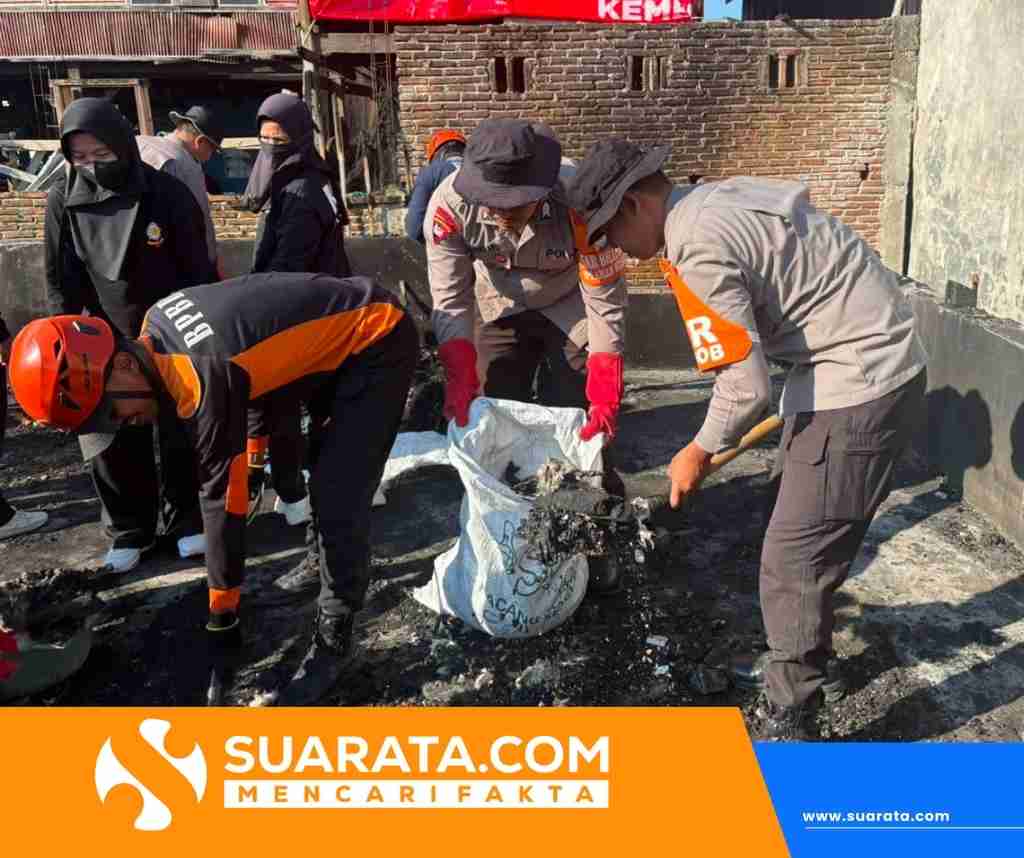 Api Padam, Tim SAR Batalyon B Pelopor Bersihkan Sisa Kebakaran Rumah Warga di Parepare