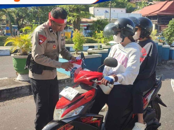 Jelang HUT RI ke-81, Batalyon B Pelopor Bagikan 810 Bendera Merah Putih ke Pengendara