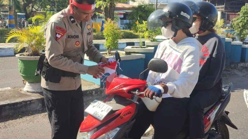 Jelang HUT RI ke-81, Batalyon B Pelopor Bagikan 810 Bendera Merah Putih ke Pengendara