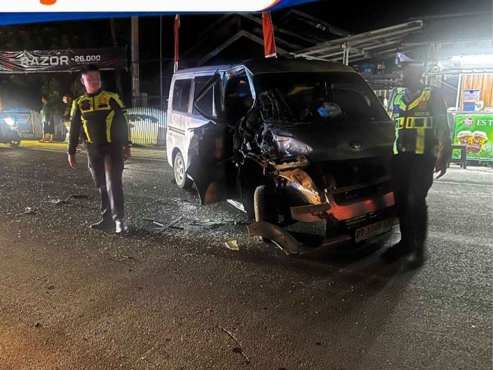 Hindari Kendaraan di Depan, Minibus Tabrak Truk di Polman