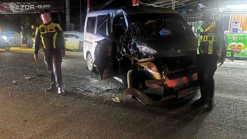 Hindari Kendaraan di Depan, Minibus Tabrak Truk di Polman
