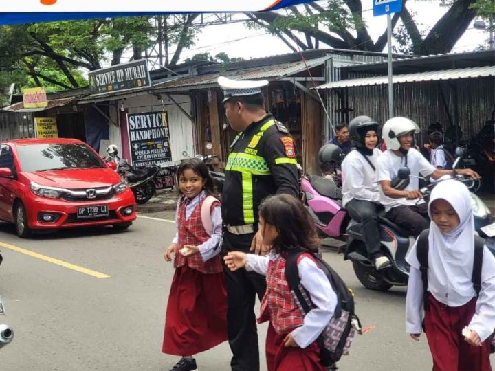 Polisi Hadir di Depan Sekolah, Bantu Pelajar Menyeberang dengan Aman
