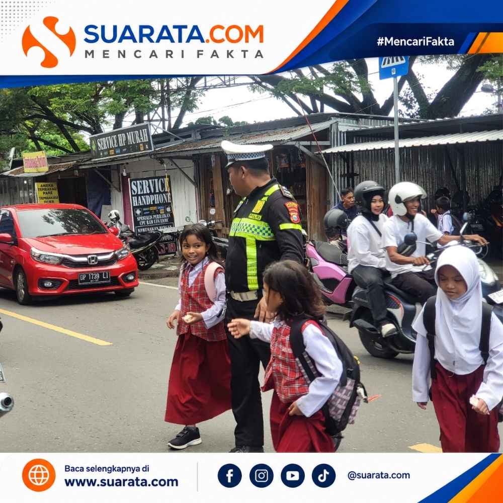 Polisi Hadir di Depan Sekolah, Bantu Pelajar Menyeberang dengan Aman