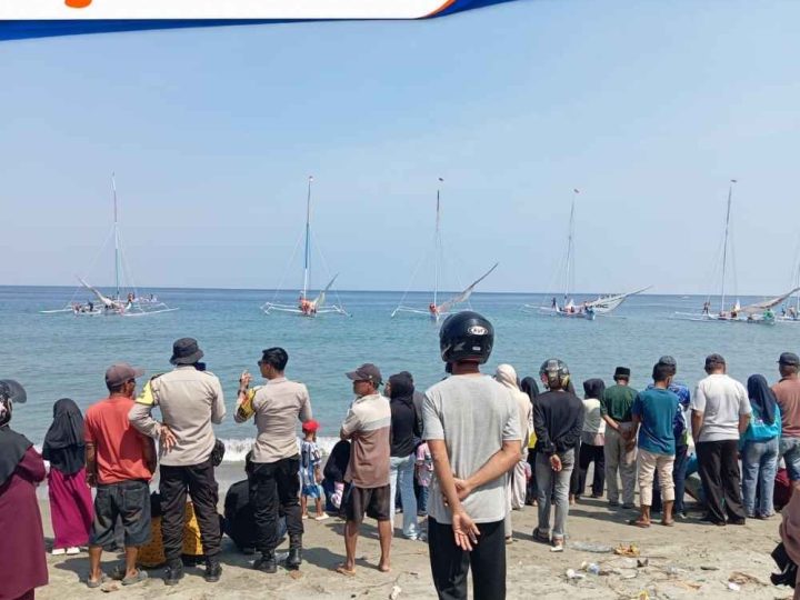 Sembilan Perahu Sandeq Ramaikan HUT ke-81 RI di Sendana