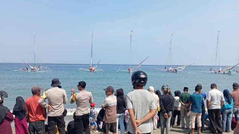 Sembilan Perahu Sandeq Ramaikan HUT ke-81 RI di Sendana