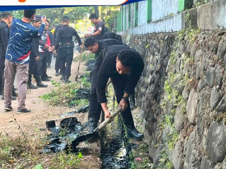 Peduli Warga, Batalyon B Pelopor Brimob dan Kelurahan Sumpang Minangae Gelar Bakti Sosial
