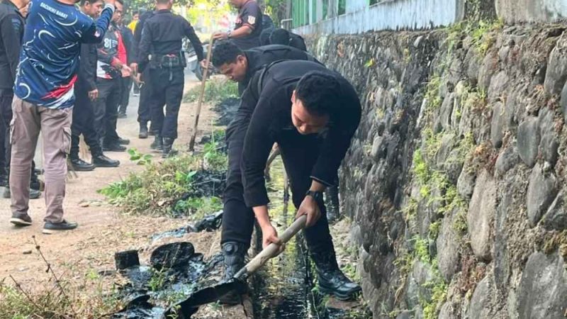 Peduli Warga, Batalyon B Pelopor Brimob dan Kelurahan Sumpang Minangae Gelar Bakti Sosial