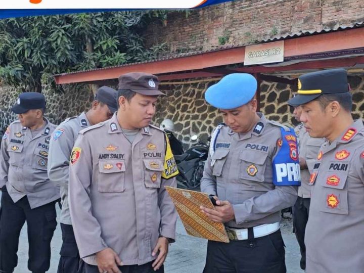 Cegah Judol dan Pinjol, Kapolsek Ujung Periksa HP dan Kendaraan Dinas Personel
